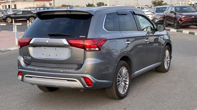 Подержанный Mitsubishi Outlander PHEV III Рестайлинг 3, 2.4 л, 2020 в Дубае от Alhamd Motors Серый цвет. Other | AUTO.AE