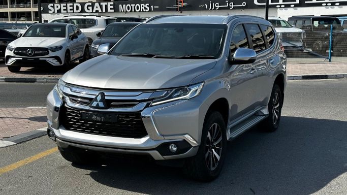 Подержанный Mitsubishi Pajero IV Рестайлинг 2, 2.5 л, 2018 в Дубае от Alhamd Motors Серебристый цвет. Other | AUTO.AE