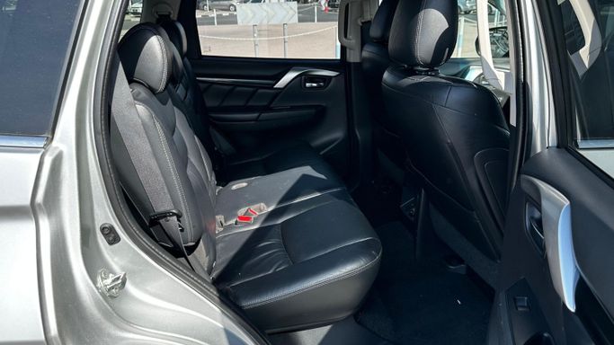 Подержанный Mitsubishi Pajero IV Рестайлинг 2, 2.5 л, 2018 в Дубае от Alhamd Motors Серебристый цвет. Other | AUTO.AE