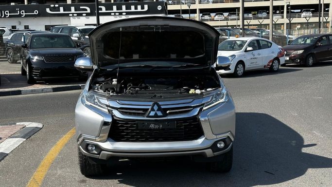 Подержанный Mitsubishi Pajero IV Рестайлинг 2, 2.5 л, 2018 в Дубае от Alhamd Motors Серебристый цвет. Other | AUTO.AE