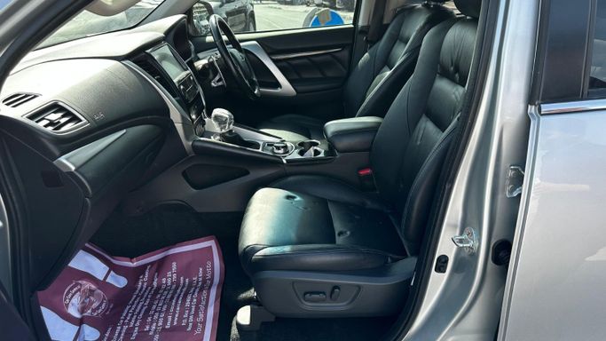 Подержанный Mitsubishi Pajero IV Рестайлинг 2, 2.5 л, 2018 в Дубае от Alhamd Motors Серебристый цвет. Other | AUTO.AE
