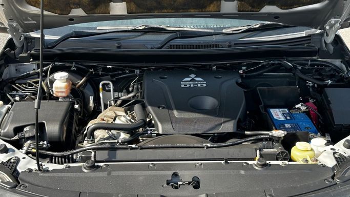Подержанный Mitsubishi Pajero IV Рестайлинг 2, 2.5 л, 2018 в Дубае от Alhamd Motors Серебристый цвет. Other | AUTO.AE
