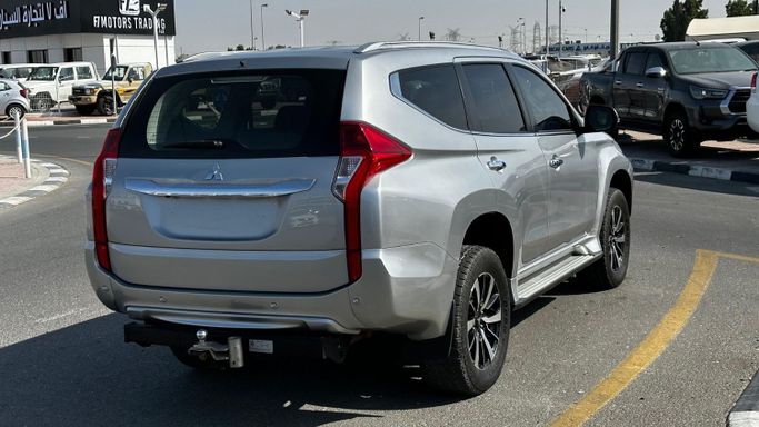Подержанный Mitsubishi Pajero IV Рестайлинг 2, 2.5 л, 2018 в Дубае от Alhamd Motors Серебристый цвет. Other | AUTO.AE