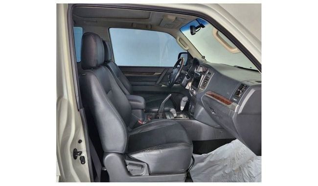Подержанный Mitsubishi Pajero IV Рестайлинг 2, 3.8 л, 2015 в Дубае от Gulf Motors Белый цвет. GCC | AUTO.AE