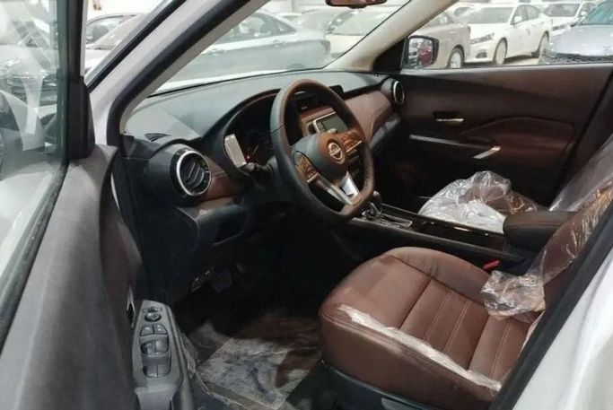 New Nissan Kicks I Facelift, 1.6 l, 2024 in Dubai by Mohamed Hakim Motors, White color. GCC Specs | AUTO.AE