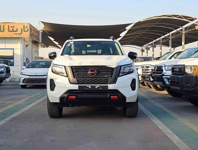 Новый Nissan Navara (Frontier) IV (D23), 2.5 л, 2025 в Дубае от SK Motors Белый цвет. Американская | AUTO.AE