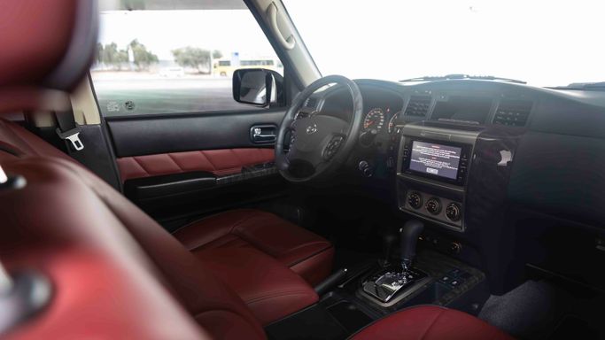 Nissan Patrol V (Y61) Рестайлинг, 2023 внедорожник 5 дв. эконом класса в Дубае от AVA car rental бежевый цвет | AUTO.AE