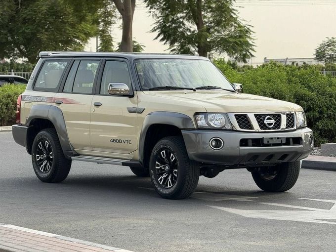 Подержанный Nissan Patrol V (Y61) Рестайлинг, 4.2 л, 2024 в Дубае от Royal Motors Бежевый цвет. GCC | AUTO.AE
