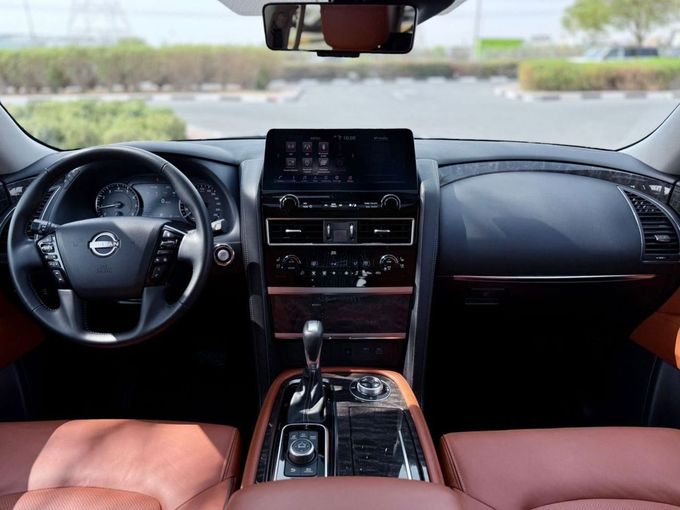 Подержанный Nissan Patrol VI (Y62) Рестайлинг 2, 5.6 л, 2024 в Дубае от Ideal Cars LLC Серебристый цвет. GCC | AUTO.AE