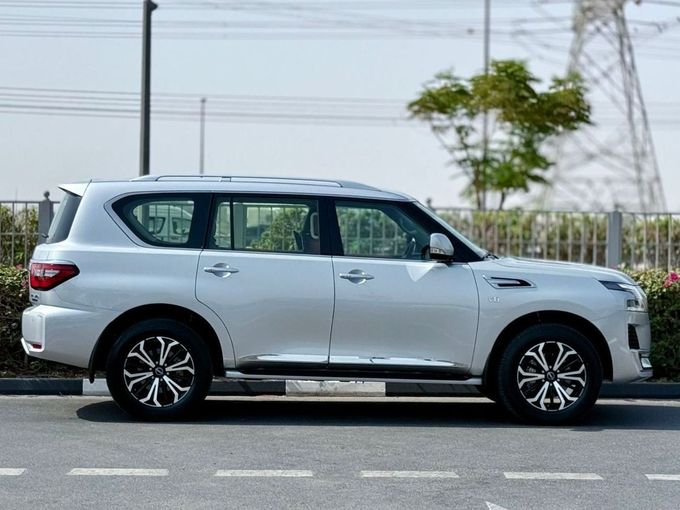 Подержанный Nissan Patrol VI (Y62) Рестайлинг 2, 5.6 л, 2024 в Дубае от Ideal Cars LLC Серебристый цвет. GCC | AUTO.AE