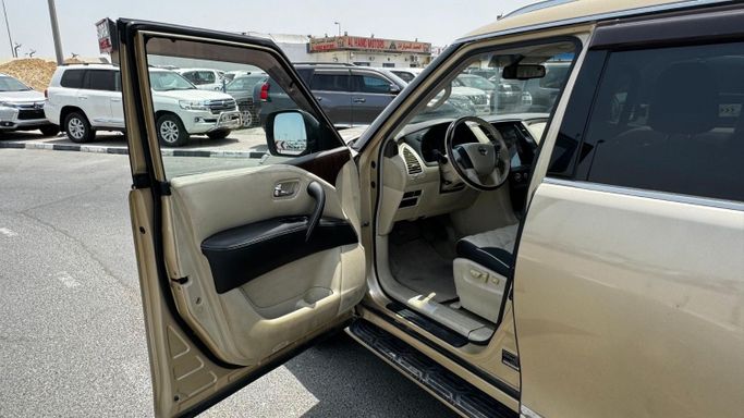 Подержанный Nissan Patrol VI (Y62), 5.6 л, 2012 в Дубае от Alhamd Motors Золотистый цвет. GCC | AUTO.AE