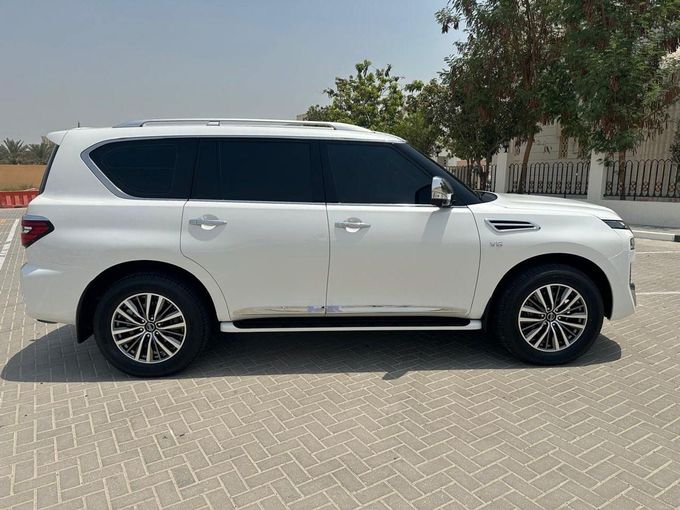 Подержанный Nissan Patrol VI (Y62) Рестайлинг 2, 5.6 л, 2020 в Дубае от Lahbab Motors Белый цвет. GCC | AUTO.AE
