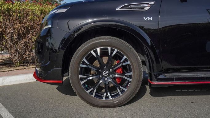 Подержанный Nissan Patrol VI (Y62) Рестайлинг 2, 5.6 л, 2023 в Дубае от Najem Motors Черный цвет. GCC | AUTO.AE