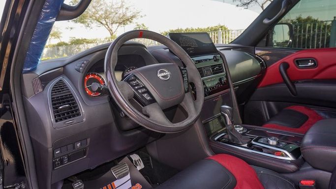 Подержанный Nissan Patrol VI (Y62) Рестайлинг 2, 5.6 л, 2023 в Дубае от Najem Motors Черный цвет. GCC | AUTO.AE