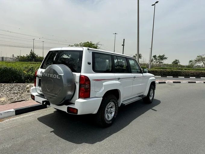Подержанный Nissan Patrol V (Y61) Рестайлинг, 4.8 л, 2024 в Дубае от Formula Motors Белый цвет. GCC | AUTO.AE
