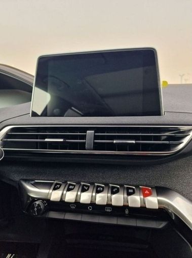 Новый Peugeot 5008 II Рестайлинг, 1.6 л, 2024 в Дубае от Mohamed Hakim Motors Серебристый цвет. Other | AUTO.AE