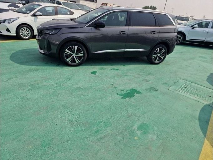 Новый Peugeot 5008 II Рестайлинг, 1.6 л, 2024 в Дубае от Mohamed Hakim Motors Серебристый цвет. Other | AUTO.AE