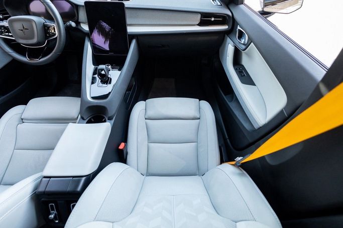 Подержанный Polestar 2, 2023 в Дубае от Linda Cars Золотистый цвет. GCC | AUTO.AE