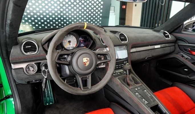 جديدة Porsche 718 Spyder Black Badge I (982), 4.0 l, 2024 في في دبي من Laith Alobaidi Motors، اللون أخضر. المواصفات الأوروبية | AUTO.AE