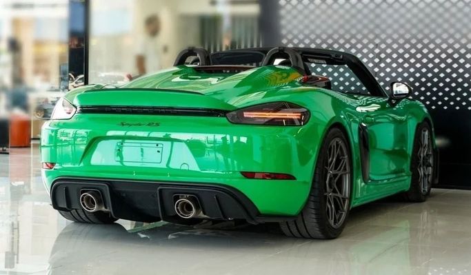 جديدة Porsche 718 Spyder Black Badge I (982), 4.0 l, 2024 في في دبي من Laith Alobaidi Motors، اللون أخضر. المواصفات الأوروبية | AUTO.AE