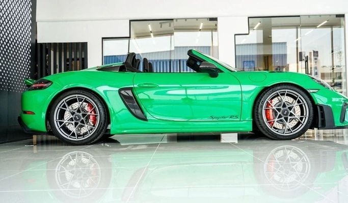 جديدة Porsche 718 Spyder Black Badge I (982), 4.0 l, 2024 في في دبي من Laith Alobaidi Motors، اللون أخضر. المواصفات الأوروبية | AUTO.AE
