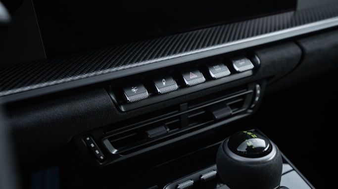 Porsche 911 GT3 RS 992, 2024 رياضي كوبيه rs للتأجير في في دبي من DEIZ، اللون أصفر | AUTO.AE