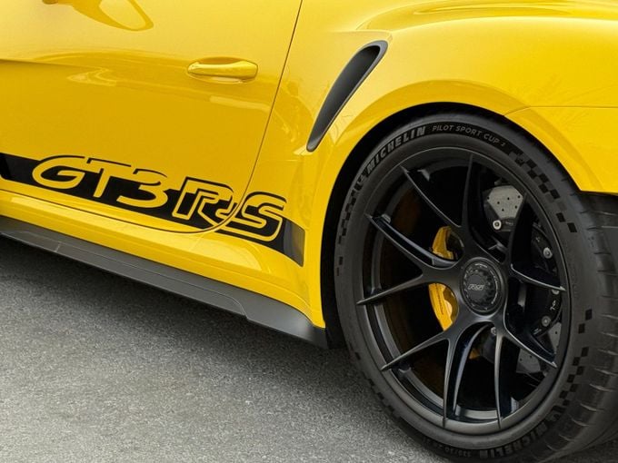 Подержанный Porsche 911 GT3 RS 992, 4.0 л, 2023 в Дубае от Royal Motors Желтый цвет. GCC | AUTO.AE