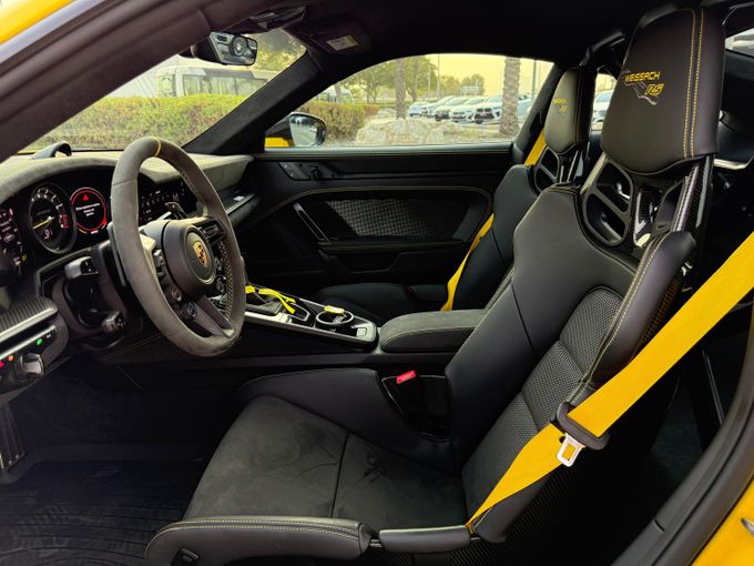 Подержанный Porsche 911 GT3 RS 992, 4.0 л, 2023 в Дубае от Royal Motors Желтый цвет. GCC | AUTO.AE