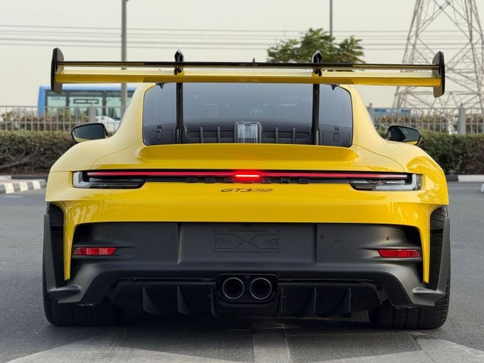 Подержанный Porsche 911 GT3 RS 992, 4.0 л, 2023 в Дубае от Royal Motors Желтый цвет. GCC | AUTO.AE