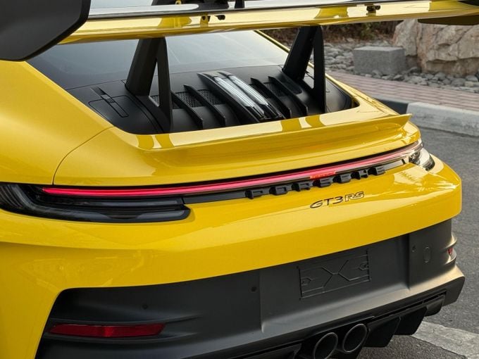 Подержанный Porsche 911 GT3 RS 992, 4.0 л, 2023 в Дубае от Royal Motors Желтый цвет. GCC | AUTO.AE