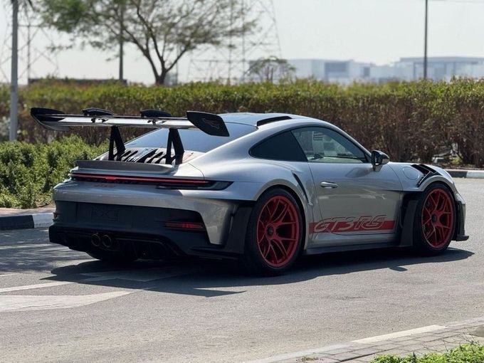 جديدة Porsche 911 GT3 Weissach Package 992 تجميل الوجه, 4.0 l, 2025 في في دبي من Royal Motors، اللون فضي. المواصفات الأوروبية | AUTO.AE