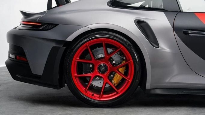 Новый Porsche 911 GT3 RS 992, 4.0 л, 2024 в Дубае от Al Ain Class Motors Красный цвет. GCC | AUTO.AE