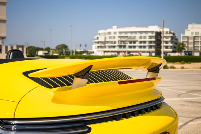 Porsche 911 Carrera GTS VIII (992), 2023 رياضي قابلة للتحويل للتأجير في في دبي من POF RENTAL، اللون أصفر | AUTO.AE