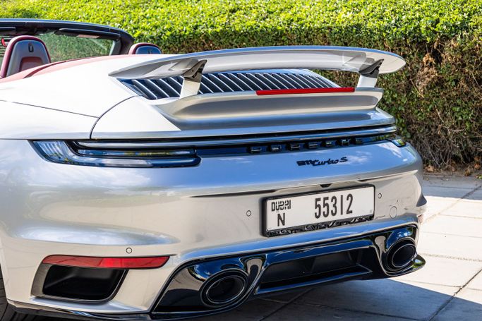 Porsche 911 Carrera GTS VIII (992), 2024 رياضي قابلة للتحويل للتأجير في في دبي من POF RENTAL، اللون فضي | AUTO.AE