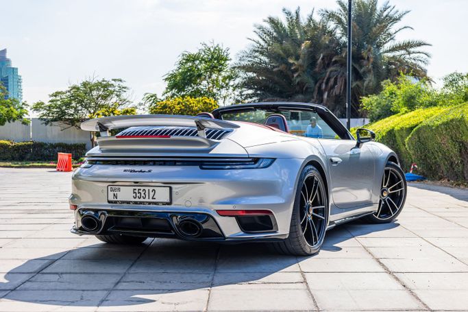 Porsche 911 Carrera GTS VIII (992), 2024 رياضي قابلة للتحويل للتأجير في في دبي من POF RENTAL، اللون فضي | AUTO.AE