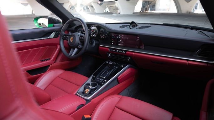 Porsche 911 Turbo S VIII (992), 2023 رياضي قابلة للتحويل للتأجير في في دبي من AVA car rental، اللون أخضر | AUTO.AE