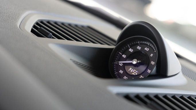 Porsche 911 4 VIII (992), 2021 رياضي تارغا targa للتأجير في في دبي من AVA car rental، اللون أحمر | AUTO.AE