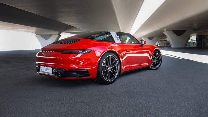 Porsche 911 4 VIII (992), 2021 رياضي تارغا targa للتأجير في في دبي من AVA car rental، اللون أحمر | AUTO.AE