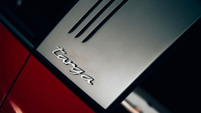 Porsche 911 4 VIII (992), 2021 رياضي تارغا targa للتأجير في في دبي من AVA car rental، اللون أحمر | AUTO.AE