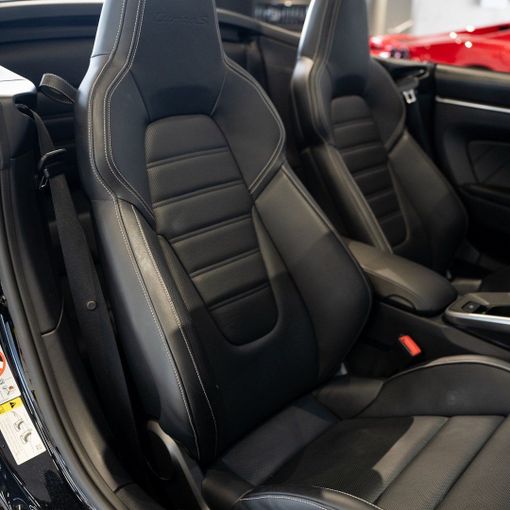 Porsche 911 Turbo S VIII (992), 2023 رياضي قابلة للتحويل للتأجير في في دبي من DEIZ، اللون أسود | AUTO.AE