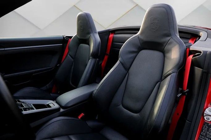 مستعملة Porsche 911 Carrera VIII (992), 3.0 l, 2022 في في دبي من Mohammad Alkarak Motors، اللون أحمر. مواصفات الخليج | AUTO.AE