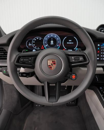 Подержанный Porsche 911 Carrera VIII (992) Рестайлинг, 3.0 л, 2025 в Дубае от GCC Super Motors Серый цвет. GCC | AUTO.AE