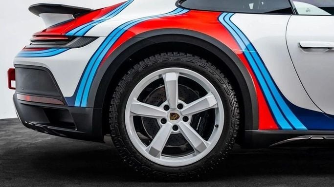 Подержанный Porsche 911 Dakar VIII (992), 3.0 л, 2023 в Дубае от Al Ain Class Motors Белый цвет. Европейская | AUTO.AE