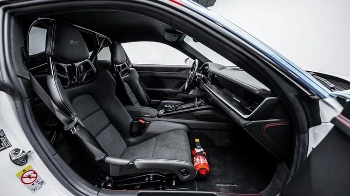 Подержанный Porsche 911 Dakar VIII (992), 3.0 л, 2023 в Дубае от Al Ain Class Motors Белый цвет. Европейская | AUTO.AE