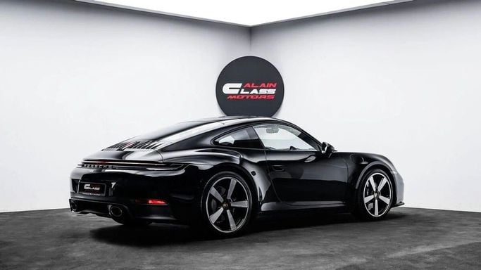 Новый Porsche 911 Carrera VIII (992) Рестайлинг, 3.0 л, 2025 в Дубае от Al Ain Class Motors Черный цвет. GCC | AUTO.AE