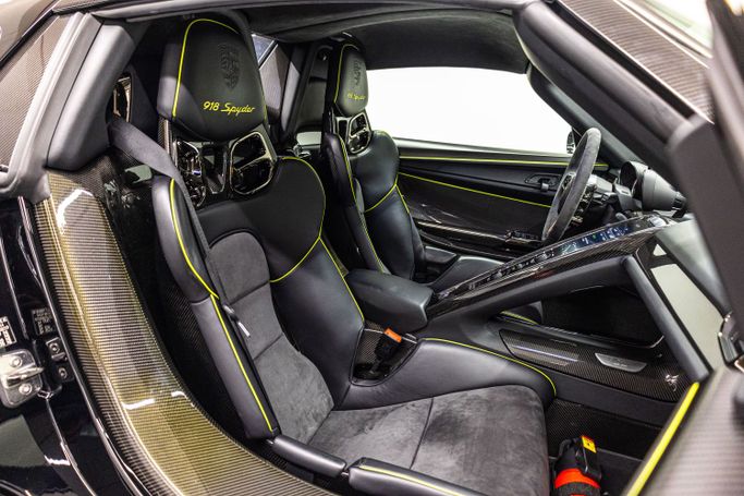 Подержанный Porsche 918 Spyder, 4.6 л, 2015 в Дубае от PUPIL OF FATE MOTORS Черный цвет. Европейская | AUTO.AE
