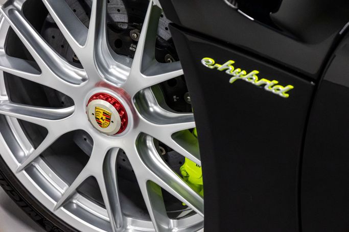 Подержанный Porsche 918 Spyder, 4.6 л, 2015 в Дубае от PUPIL OF FATE MOTORS Черный цвет. Европейская | AUTO.AE