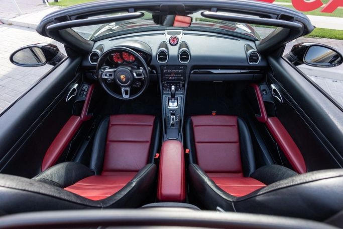 Подержанный Porsche Boxster IV 718 (982), 2.0 л, 2022 в Дубае от Linda Cars Черный цвет. GCC | AUTO.AE