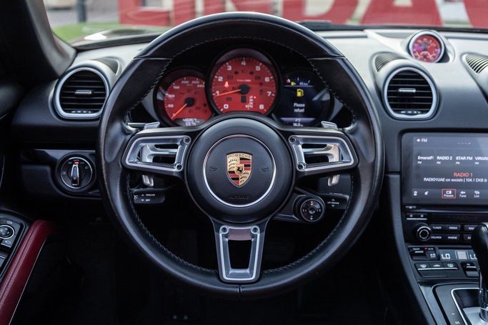 Подержанный Porsche Boxster IV 718 (982), 2.0 л, 2022 в Дубае от Linda Cars Черный цвет. GCC | AUTO.AE