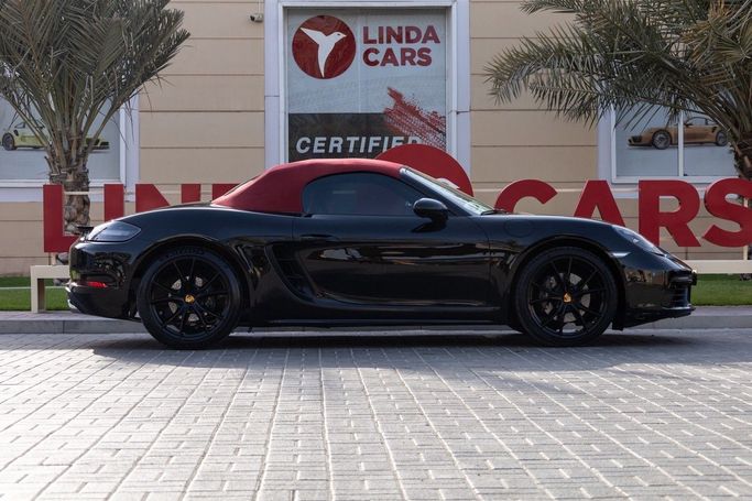Подержанный Porsche Boxster IV 718 (982), 2.0 л, 2022 в Дубае от Linda Cars Черный цвет. GCC | AUTO.AE